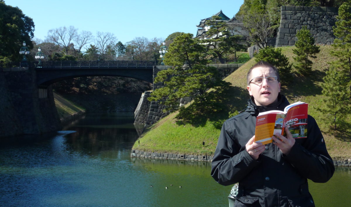 Jochen liest Reiseführer in den kaiserlichen Gärten von Tokio